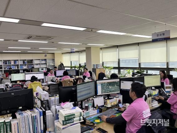 감사실 직원이 청렴한 충주라는 글귀 적힌 티셔츠 입고 근무하는 장면