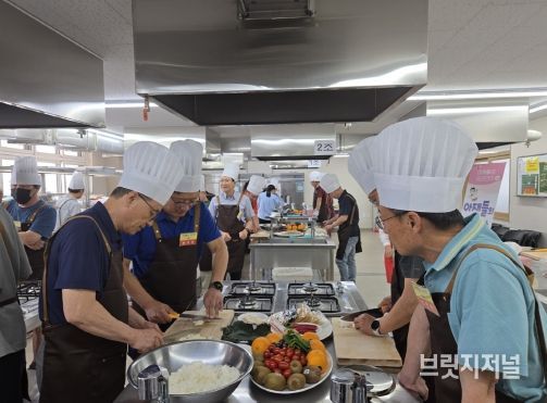 중장년 남성을 위한 요리교실 아재들의 부뚜막 운영(요리장면)