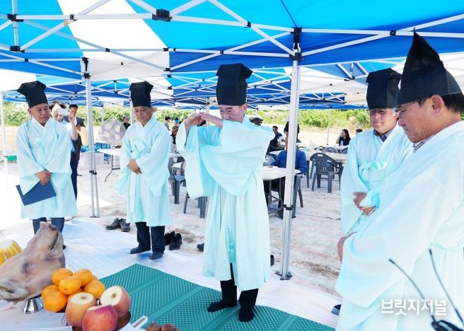 19일 최기문 영천시장과 농업 유관기관·농민회 관계자들이 풍년농사기원제를 지내고 있다.