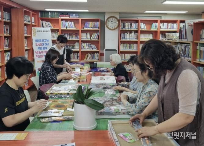 수원시 팔달구 우만2동 새마을문고 지역주민과 함께하는 '비즈액자 만들기' 진행
