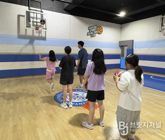 안산 드림스타트 아동들이 한양스포츠클럽에서 여름방학 체육교실 프로그램 중 농구 수업을 진행하고 있다