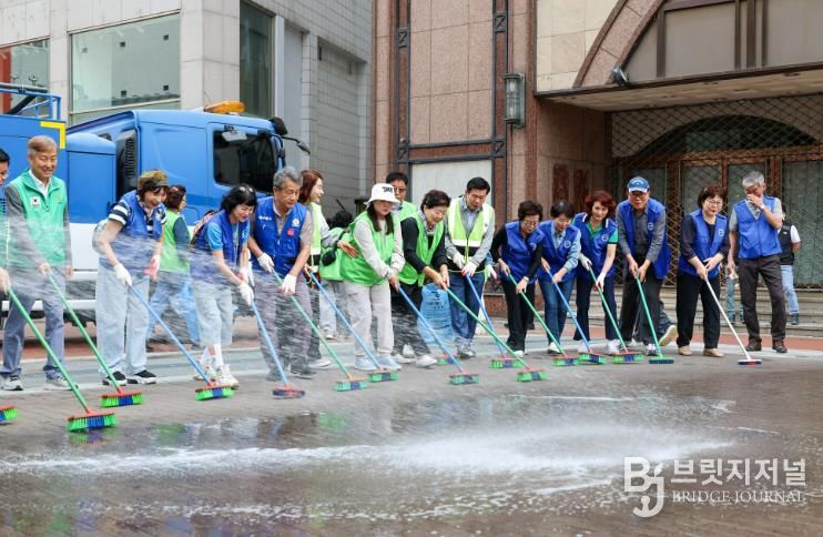 대구 중구, 추석 앞두고 동성로 일원 합동 대청소 실시