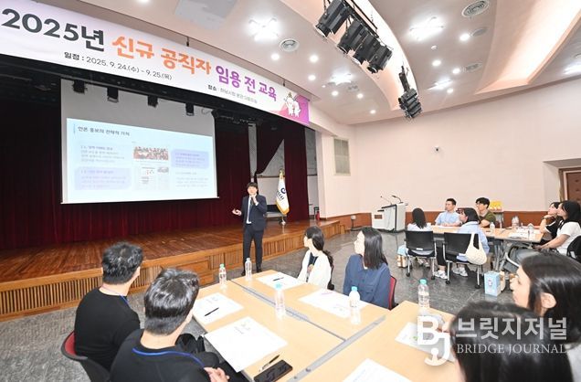 25일 시청 본관 대회의실에서 열린 신규 공직자 임용 전 교육에서 공보담당관 소속 이광희 주무관이 보도자료 작성법 강의를 진행하고 있다.