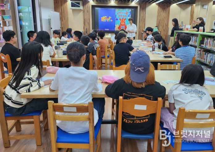 ‘그림책 장갑’ 주제 보호자 독서동아리 도서관 방문 행사
