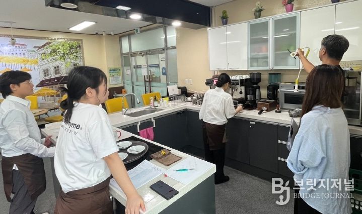 2회차 ‘감정의 구급상자 컬러몬스터’ 그림책 집단상담 프로그램에 참여 중인 관내 지역아동센터 청소년들