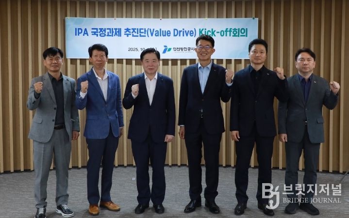 인천항만공사 이경규 사장이 발대식을 마치고 기념사진 촬영을 하고 있다. / 사진제공 = 인천항만공사