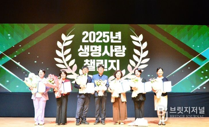 나주시가 지난달 30일 ‘정신건강의 날 및 자살예방의 날’ 기념식에서 우수상을 받았다. 사진은 송내옥 나주시보건소 건강증진과장(오른쪽 세 번째)이 다른 수상자들과 기념사진을 찍고 있는 모습.