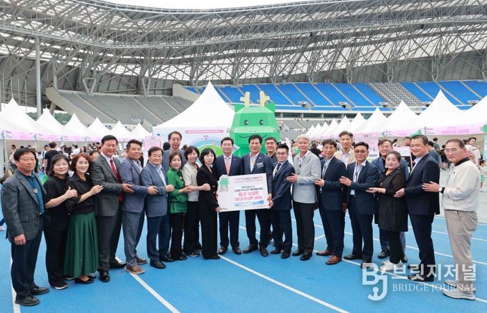 이상익 함평군수와 이상일 용인시장이 가운데 피켓을 들고 있는 모습