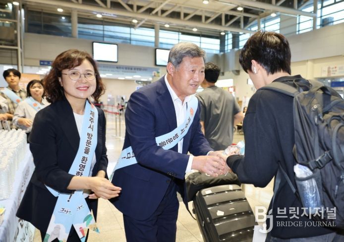 제주 찾는 귀성객·관광객에 환영 인사하는 김완근 시장