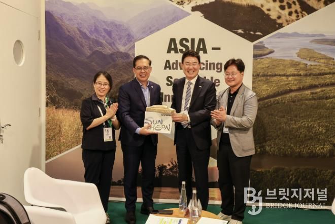 지난 9일 아랍에미리트 아부다비에서 노관규 순천시장이 딘도 캄필란(Dindo Campilan) IUCN 아시아지역책임자와 양자회담을 갖고 기념사진을 촬영하고 있다