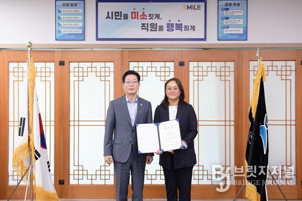 인천시설공단(이사장 김재보, 좌측)은 15일 김연주 인하대학교병원 인천권역심뇌혈관질환센터 예방관리센터장(우측)을 공단의 산업보건의로 위촉했다.