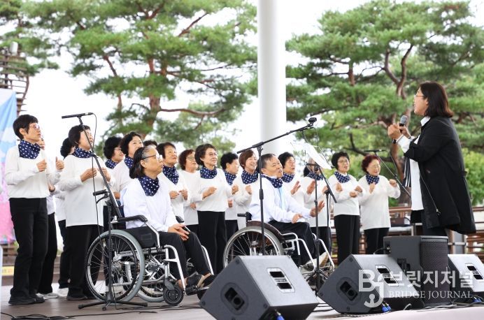 시민과 함께한 제8회 충주시평생학습박람회 성료(동아리의 노래 공연)