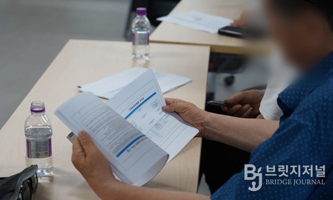 한 청각언어장애인이 지난 6월 인천시사회서비스원 대회의실에서 열린 ‘인천시 청각언어장애인복지관 운영방안 연구’ 중간보고에서 발표 자료를 읽고 있다.