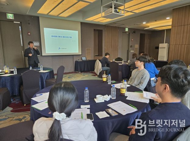 워크숍에 참석한 인천항만공사 임직원들이 내부통제, 리스크관리에 대한 전문가 설명을 경청하고 있다.