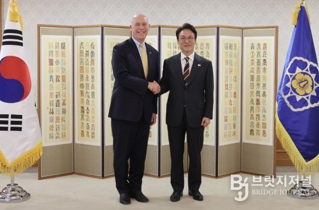 김민석 국무총리가 20일 세종대로 정부서울청사에서 그레그 지안포르테 美 몬태나 주지사를 접견, 인사 및 환담을 나누고 있다.