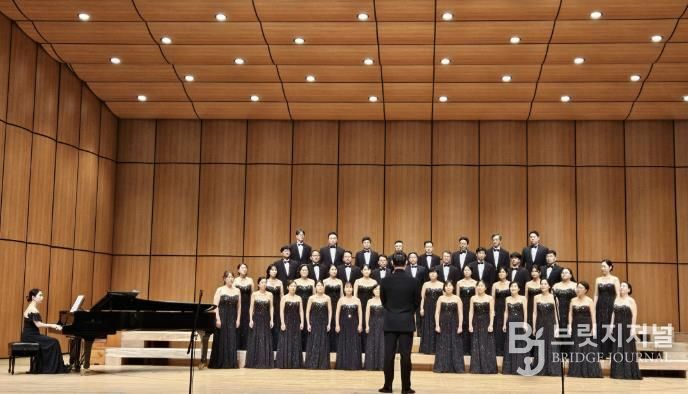 제41회 춘천전국합창경연대회에서 공연 중인 예산군립합창단