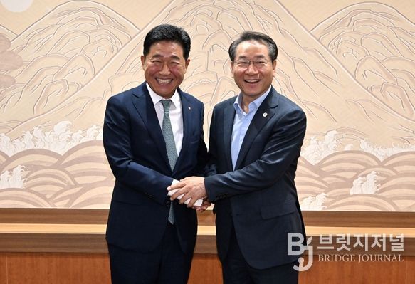 유정복시장이 박종범 세계한인경제무역협회 회장을 만나(25.7.25) 10월 개최되는 세계한인인경제인대회 추진 상황을 점검하고 있다