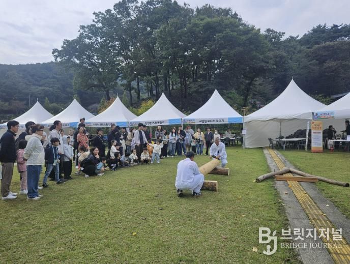 지난 18일, 대목장 송찬의 보유자가 백제전통 문화행사에서 전통목조건축의 부채 과정을 시연하고 있다.
