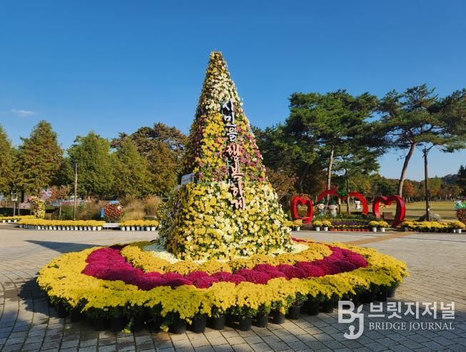 대형 조형탑 국화