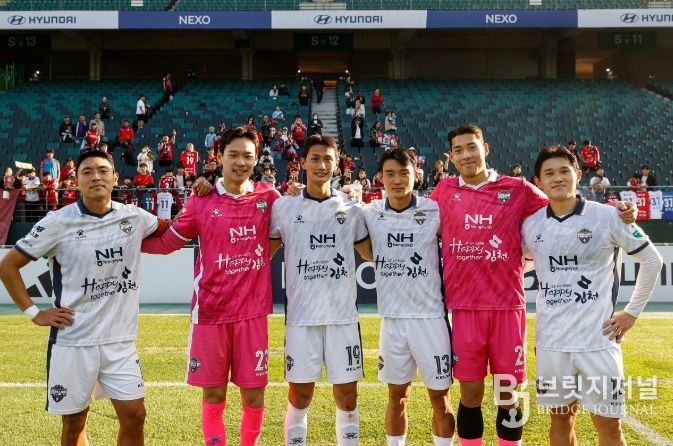 10월 25일 전북 원정에서 김천상무 마지막 경기를 치른 9기 (왼쪽부터) 김승섭, 이주현, 박상혁, 오인표, 김태훈, 이동경이 사진을 찍고 있다