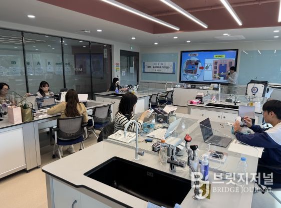 울산과학관은 25일 화학실험실에서 초등 교원을 대상으로 '발명 창조 메이커 교육' 직무연수를 운영했다