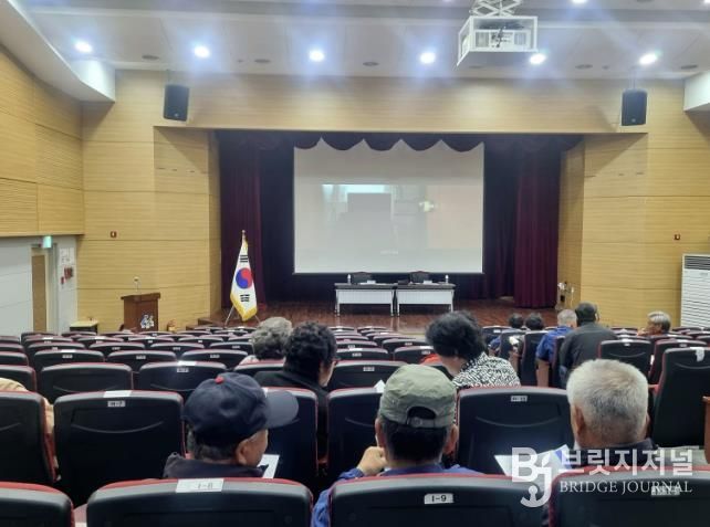 배방읍 이장단협의회가 고독사 예방 시청각 자료를 시청하는 모습