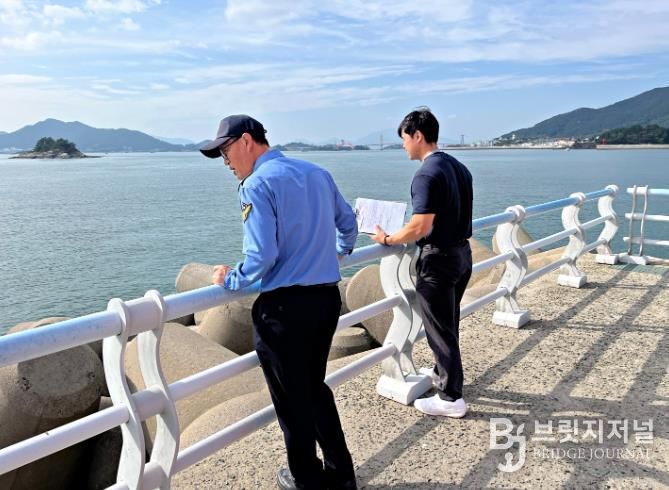 사천해경이 가을철 방파제 사고 예방을 위해 안전 점검 중인 모습