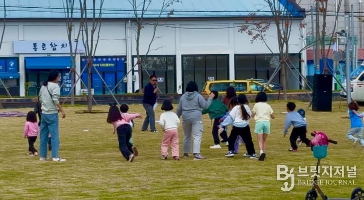책둠벙도서관 앞 힐링공원에서 성황리 개최