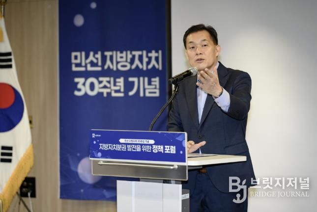 지난 9월 민선 지방자치 30주년 기념 지방자치분권 발전을 위한 정책 포럼에서 이재준 수원특례시장이 발표를 하고 있다.