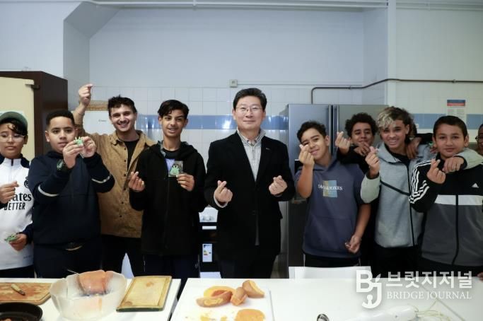 27일 몽펠리에 '모두를 위한 집 레스쿠타르'에서 이상일 시장이 요리 수업 학생들과 기념사진을 촬영하고 있다