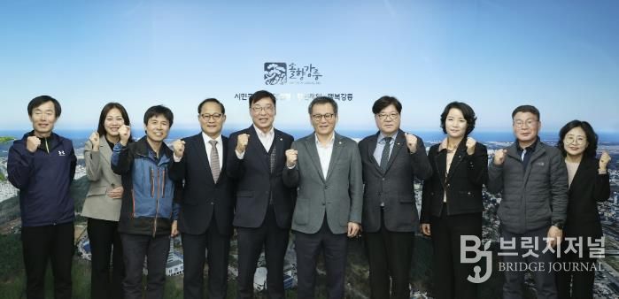 김병전 부천시의회 의장(왼쪽 다섯 번째), 오동택 부천시 행정안전국장(왼쪽 네 번째), 김홍규 강릉시장(오른쪽 다섯 번째)이 강릉시장 접견 기념 단체 사진을 촬영하고 있다.