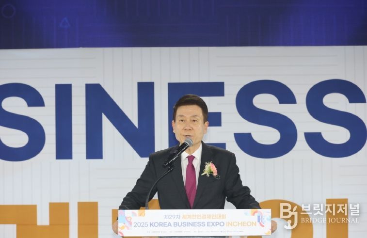 27일 인천 송도컨벤시아에서 열리는 ‘제29차 세계한인경제인대회&2025 KOREA BUSINESS EXPO INCHEON’에 참석해 인사말을 하고 있는 이강덕 포항시장.