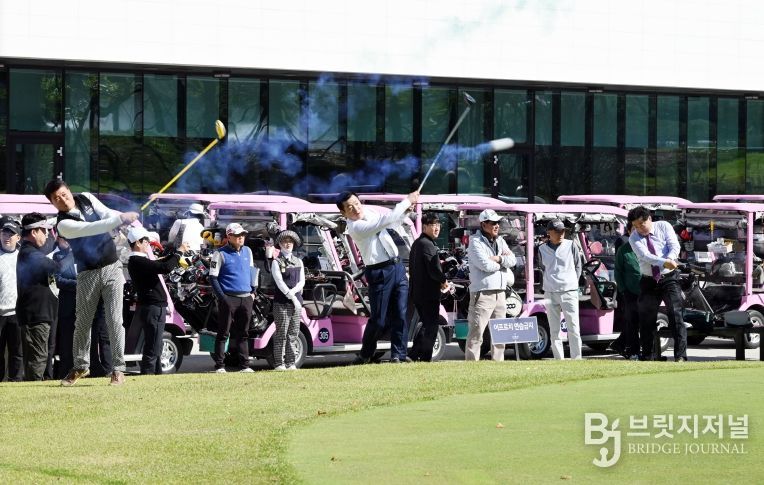- 27일 단장면 에스파크컨트리클럽에서 열린 제30회 밀양시장배 시민골프대회에서 내빈들이 시타를 하고 있다.
