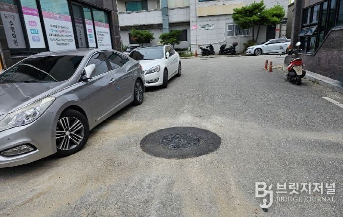 “덜컹거림·안전사고 막는다” 거창군, 노후 맨홀 뚜껑 보수