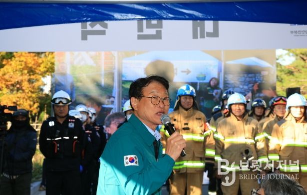 김대권 수성구청장이 ‘2025년 재난대응 안전한국훈련’에서 참여한 기관에 격려인사를 하고 있다.