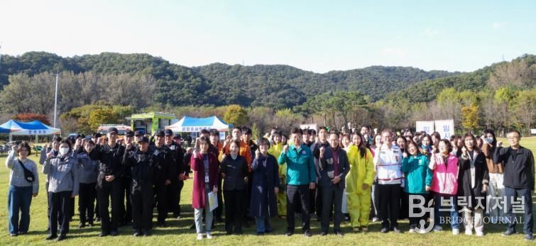 최충규 대덕구청장과 관계기관 관련자들이 28일 금강로하스 대청공원에서 열린 ‘2025년 대전 대덕구 생물테러 대비․대응 현장훈련’ 후 기념 촬영을 하고 있다.