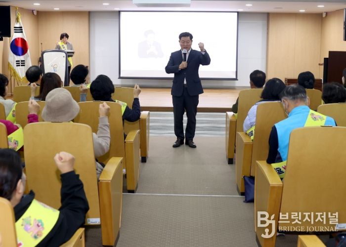박승원 광명시장이 28일 오후 한국폴리텍대학 광명융합기술교육원 강당에서 열린 ‘광명안전단’ 발대식에 참석해 구호를 선창하고 있다.
