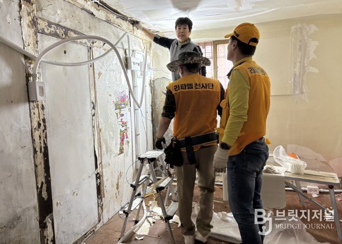 주엽동성당 라파엘천사단의 도배 봉사활동