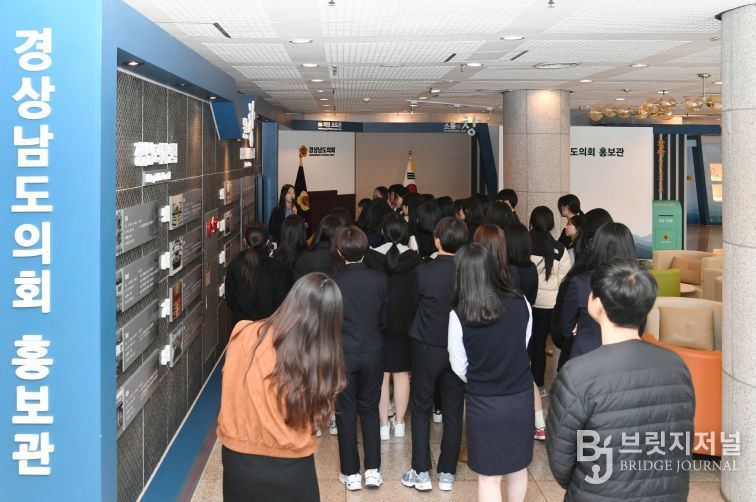 무학‧성지여고 학생들, 청소년 모의의회에서 ‘디지털 교과서 도입’ 토론