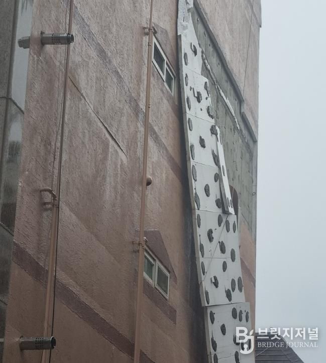 드라이비트 외단열 마감재가 시공된 건축물에서 외장재가 떨어진 모습