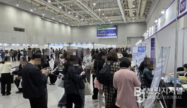 28일 ‘AI로 JOB자-2025 수원시 일자리박람회’가 열린 수원컨벤션센터 전시홀