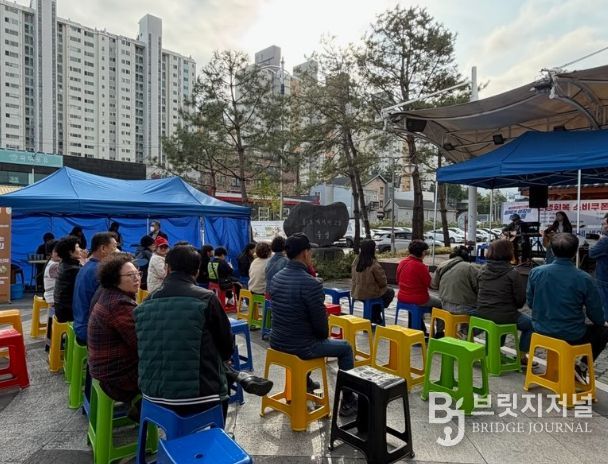 ‘문을 여는 버스킹’과 함께 따뜻한 어묵 나눔 행사