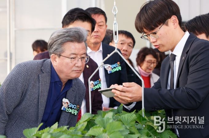 지난 28일 진행된 ‘유성구 스마트팜’ 개장식에서 정용래 유성구청장이 스마트팜 기술 시연을 확인하고 있다