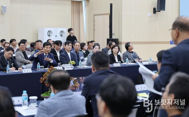 이상익 함평군수가 정책비전 투어에서 연설하는 모습