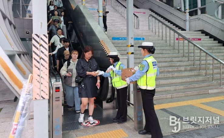 관광객 대상으로 새마을 홍보와 질서유지 병행