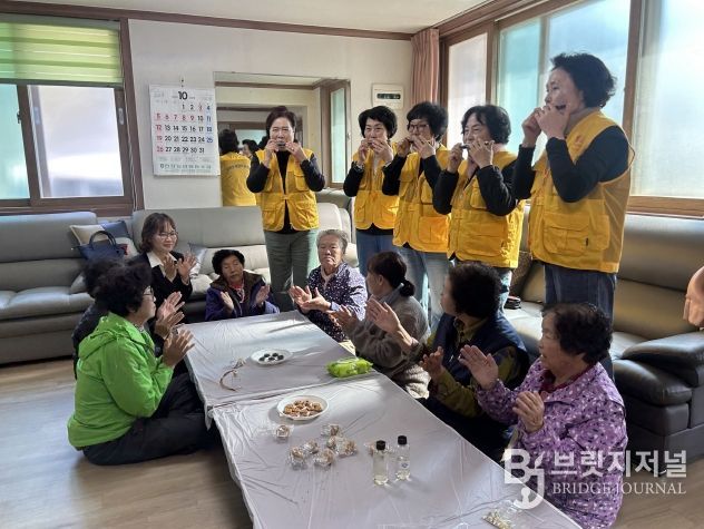 영주시자원봉사센터에서 오감을 활용한 프로그램을 진행하고 있다(하모니카 연주 청각회상)