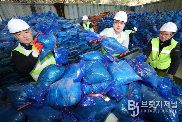 박희조 동구청장이 대별동 제설창고에서 모래주머니를 나르며 제설자재 준비상황을 점검하고 있다.