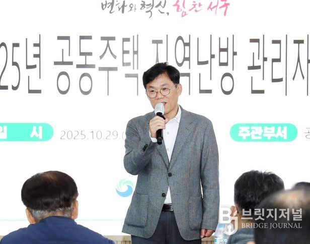 김낙철 부구청장이 공동주택 지역난방 관리자 교육 시작 전 인사를 전하고 있다