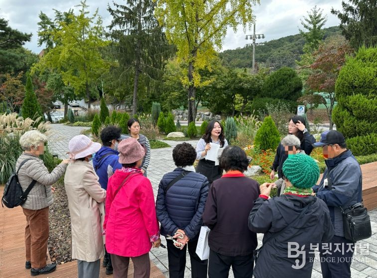 1. 천안시가 29일 단국대병원 정원에서 치매예방을 위한 원예활동을 진행하고 있다.