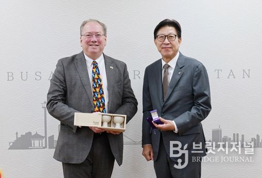 박형준 시장, '마이클 마이넬리' 영국 지옌 회장 접견